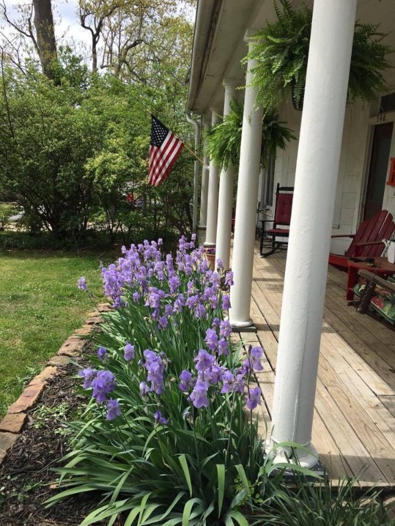 Cute cottage in the Historic District! 1 Bedroom down, 2 Bedrooms up. New windows in dining room and kitchen. New HVAC. Great country porch, close to Dickson. Special Situation on showings. Minimum of 2 HR notice. 1 Small dog only. No Cats!