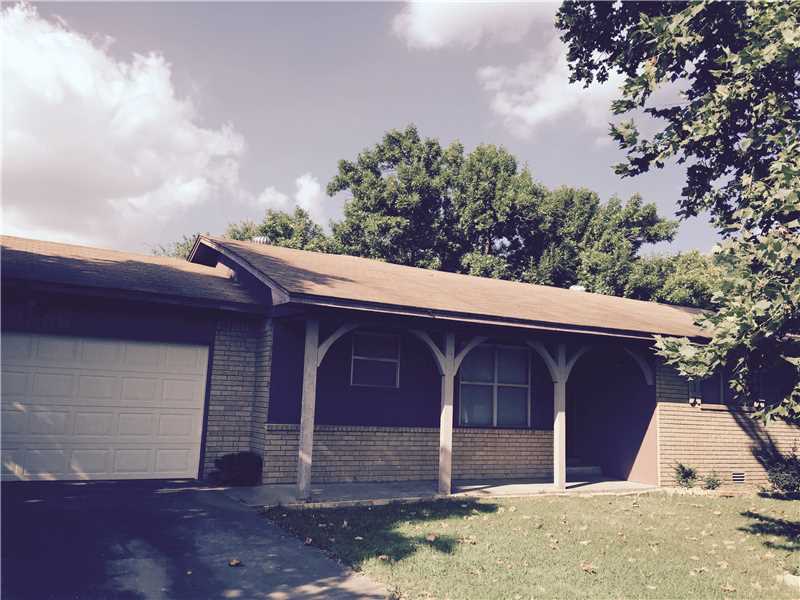 nice solid 3br 1 3/4 bath home on 0.36 ac. In move in condition close to shopping and schools