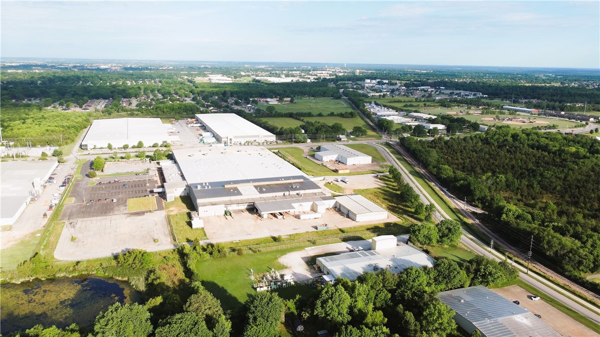 ›› 1.3 Acres of yard space/outside storage
›› Two dock-level doors
›› One Bay door on the south side of the building
›› ±3,500 SF Office
›› ±17,200 SF Warehouse
›› Within close proximity to Interstate-49