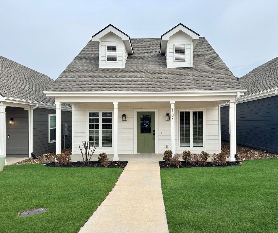 Unbeatable location near Crystal Bridges Museum, the Alice Walton School of Medicine, Downtown Bentonville & Walmart’s new campus. Enjoy a vibrant community with top-tier amenities, including a clubhouse, pool, pickleball court, dog park, yard maintenance & access to the countries top premier mountain biking trails. Faulkner floor plan boasts LVP flooring, crown molding, blinds, ample storage & quality throughout. The living room & dining area offer a seamless open floor plan, perfect for entertaining, with abundant natural light & smooth flow into the chef’s kitchen. Chef’s kitchen features 3cm granite countertops, Frigidaire stainless steel appliances, refrigerator, a pantry, tons of storage & abundant natural light. Spacious primary suite includes a perfect ensuite bathroom with walk-in tile shower, double sinks, & large walk-in closet. Patio perfect for entertaining! Oversized garage with ample storage. Staged home at 904 NE Heights Ln.