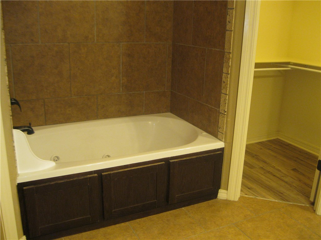Garrett Road Sub Rogers - Residential Lease
