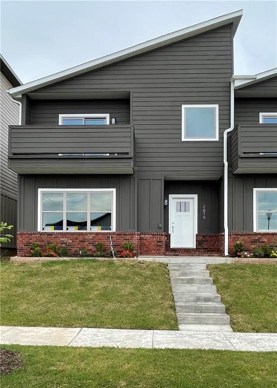 Close to I49, UofA & Sam's Club. Beautiful  Townhome! Great location in Timber Ridge Subdivision. This townhouse has 3 bedrooms, Office, 2 1/2 Baths & 2 Car Garage. Open Floorplan down stairs with your kitchen and Living Room. Private balcony off master bedroom!
A must see! Enjoy life in Fayetteville and all it has to offer.