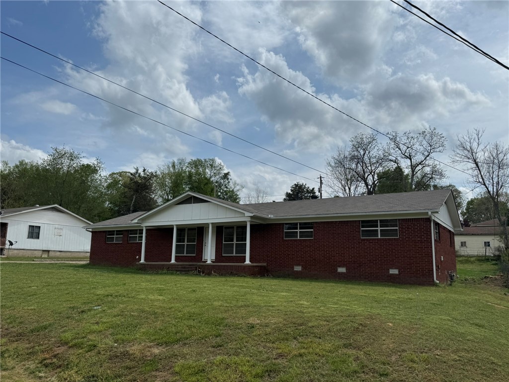 This charming remodeled 3-bedroom, 2-bath home offers 1,664 heated and cooled square feet plus a double garage. New roof, new flooring and paint through out and bathrooms have been remodeled.  Conveniently located close to parks, it’s perfect for enjoying outdoor recreation and neighborhood amenities.