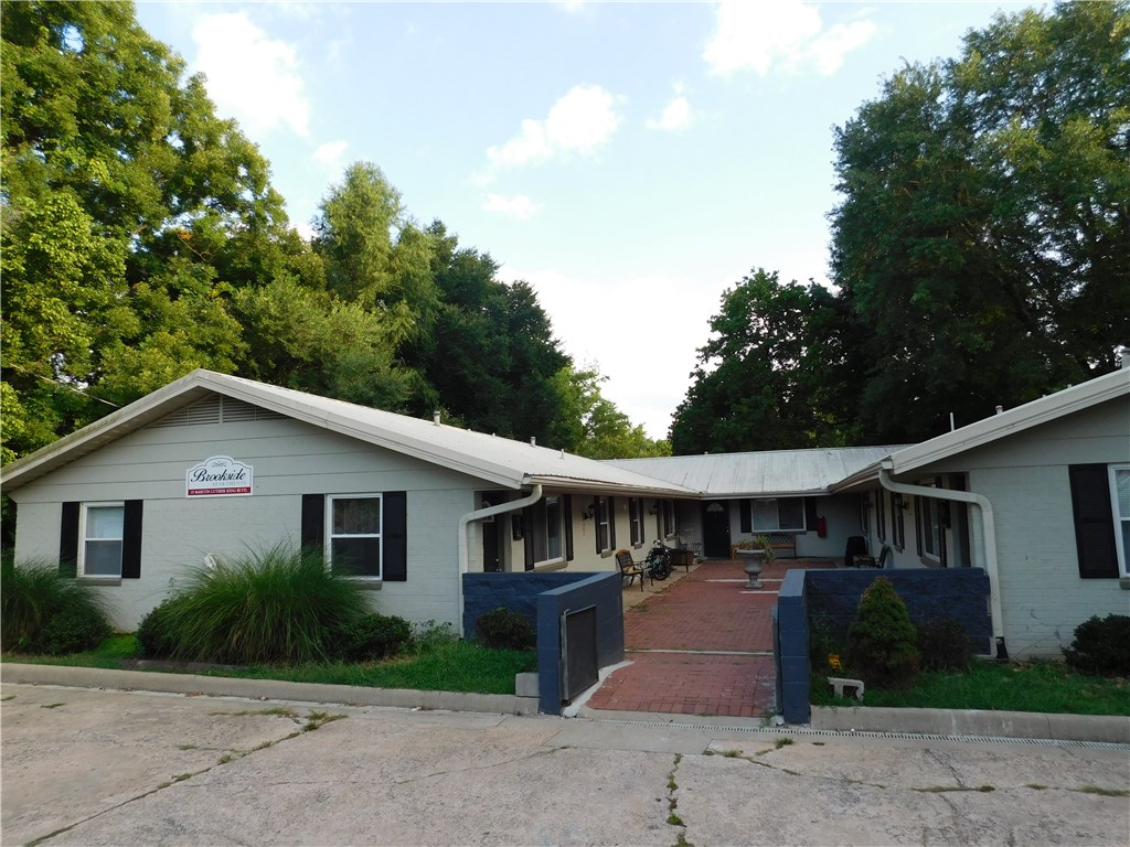 Multi-Family package - 15, 101, & 103 W. MLK Blvd. 16 units - 10,672 total SF - 0.69 Acres 
100 % Occupied! Scheduled CAP RATE of 8.15%. Recently remodeled.