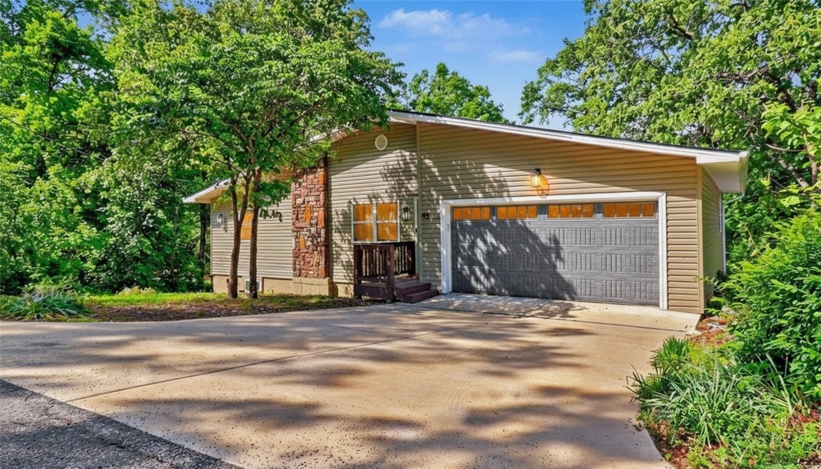 Recently remodeled home in Bella Vista! This inviting property offers a peaceful, nature-filled setting while still being just minutes from everyday conveniences. Inside, you will find a warm and comfortable layout that works beautifully for both relaxing and entertaining.
The primary suite and en suite are located on the main level along with the living room, kitchen, dining area, powder bath, and laundry. Downstairs features three additional bedrooms, a full bathroom, and extra storage.
If you enjoy the outdoors, you will love having two decks with plenty of space to relax or entertain.
Conveniently located with easy access to the interstate, shopping, golf, fishing, and trails. Enjoy everything Bella Vista has to offer, including scenic lakes, golf courses, and the new mountain bike lift just minutes away.
Whether you are looking for a full time residence, a weekend getaway, or an investment opportunity, this home is a fantastic option in a highly desirable area.