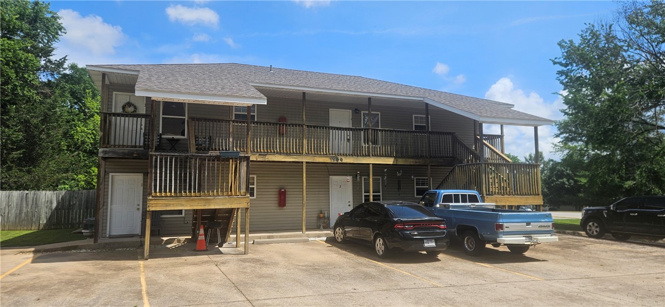 Nice 2 bedroom, 1 bathroom apartment near the U of A campus. The home features wood floors throughout, new fixtures, and all appliances are included.