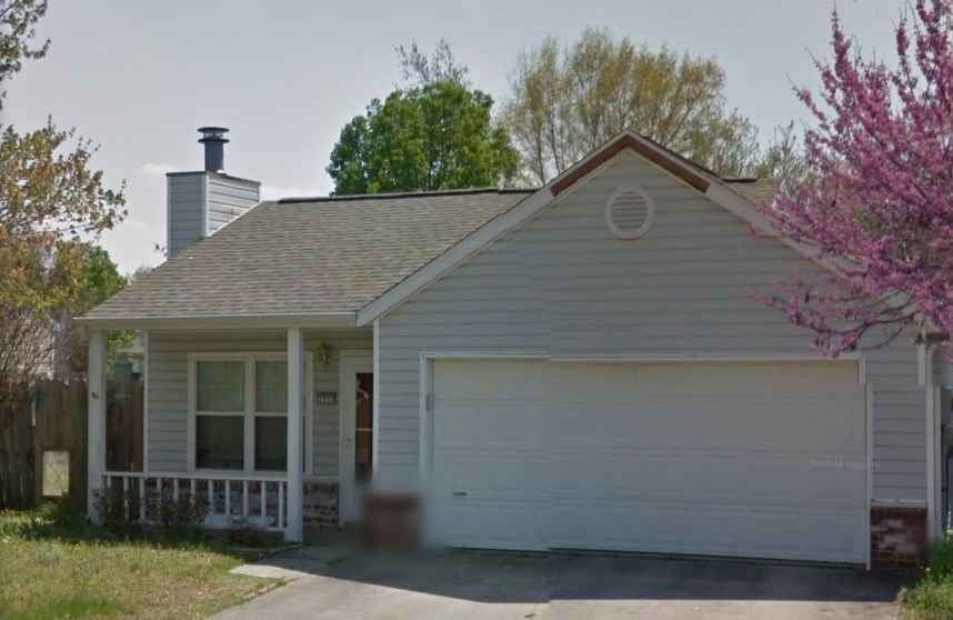 2 bedroom 2 bath with fenced yard close to bus stop, restaurants, and grocery shopping.
