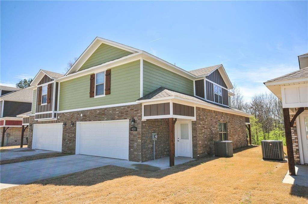 **MOVE IN SPECIAL $300 off first month rent**Charming 3-Bed and 3 full bath Home
Beautiful two story townhouse located in central Fayetteville. Recent build includes granite countertops with subway tile in the kitchen, an attached 2 car garage, central heat and air, carpeted bedrooms with walk-in closets. This spacious townhouse is located in the Fayetteville school district with parks nearby. Conveniently located near Iams Dog Park and Fayetteville Boys & Girls Club and 11 minutes away from Northwest Arkansas Mall.