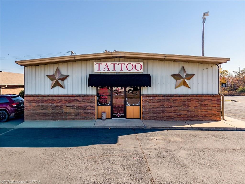 Southtown Tattoo is a well-established and highly reputable studio, offering an outstanding opportunity for the right buyer. This turn-key business is already generating income and is positioned for continued growth under new ownership.

The studio is fully equipped and includes a security camera system, providing added safety and peace of mind. With no body piercer currently on staff, there is a clear opportunity to expand services and increase revenue. Potentially adding an additional $30,000–$50,000 annually.

This is a rare chance to step into a thriving, ready-to-operate business with a strong reputation and significant upside potential.