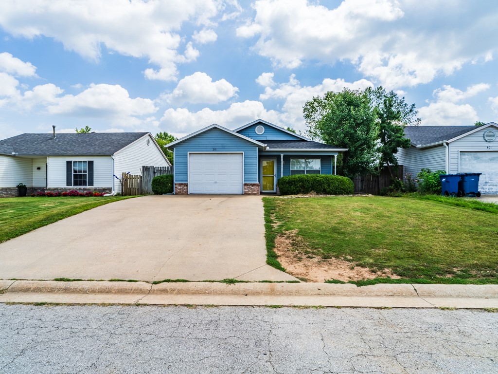 A 3 bedroom, 1.5 bath, 1 car garage home. Close to town and walking distance to David Glass building and Wal-Mart head quarters. Super location! This has vinyl flooring throughout home. Appliances to convey + Washer/ Dryer. Newly painted with open living area and fenced back yard for privacy. Pets are negotiable with increased deposit. $50 per person to apply.