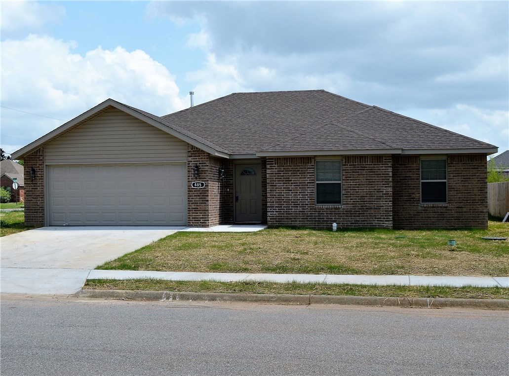 Great 3 bedroom, 2 bathroom brick home built in 2017 located in Wilkins S/D in Bethel Heights. Features include granite counter tops, roomy walk-in pantry, eat-in kitchen, spacious living room with stunning corner fireplace, open concept floor plan in main living area, large laundry room. Master suite offers walk-in closet and his and her sinks. Hurry this beauty won’t last long!