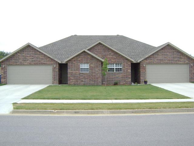 Great location, close to everything Bentonville has to offer. This 3 bed 2 bath duplex has many amenities including all appliances, privacy fenced back yard, wood like vinyl in the living room and hallways, tile in wet areas and carpet in bedrooms, walk in closets, and much more!