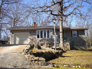 This 2 or 3bed 2bath home sitting on 5 lots overlooking the waters of Bull Shoals Lake is an absolute must see! Home boasts stone fireplace,great floorplan,lots of storage,wonderful workshop,relaxing deck with view,parklike setting with abundant wildlife and so much more!Great privacy with city utilities.