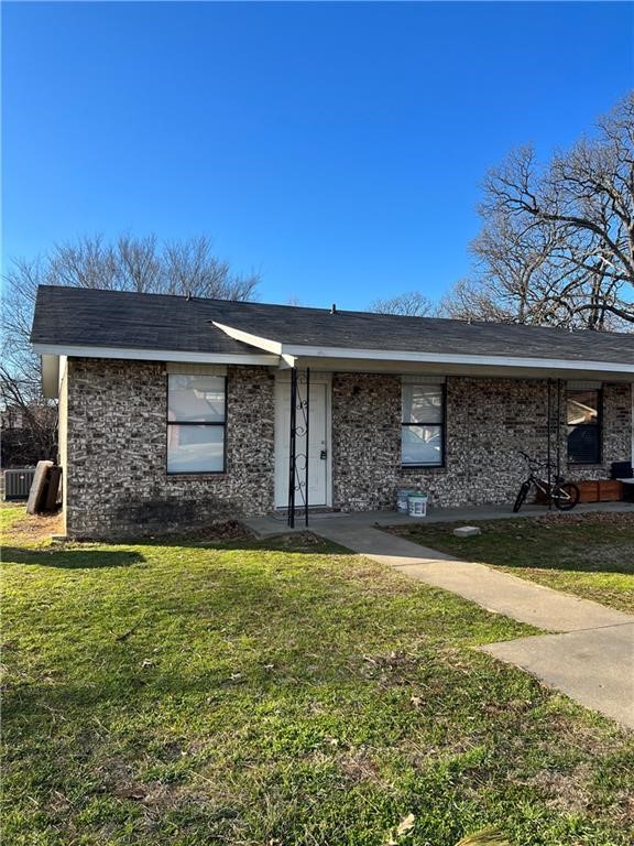 Great 2 bedroom apartment opportunity in rogers. Fresh paint and new flooring. Both bedrooms are good size and have closets. Large living room. Eat in style kitchen.