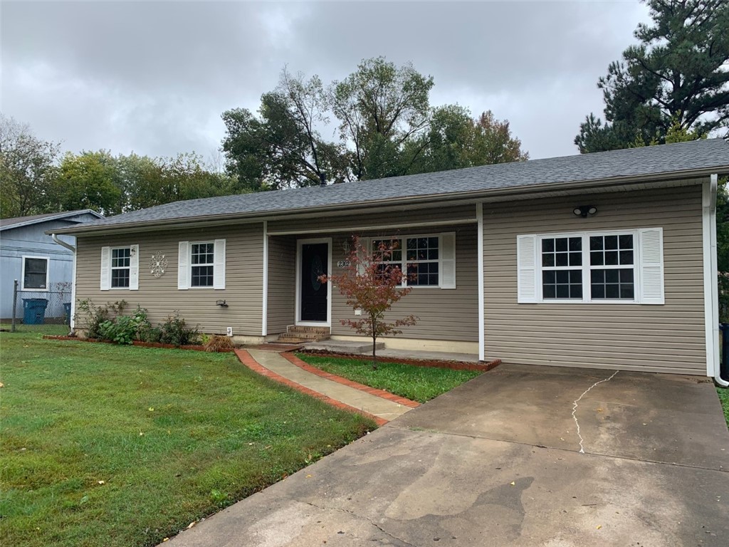 4 bed, 1.5 bath home in a great location in Bentonville! Very close to the Walmart ISD office and the location of the new campus, Memorial Park, 8th Street Market, and Downtown Bentonville. The home has new solid surface flooring throughout and includes all appliances. Jump on this home quickly before it's gone!
