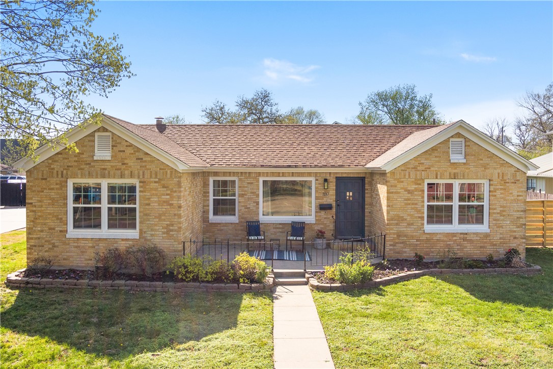Stunning Renovated Home in the Heart of Downtown Bentonville!
Just blocks from the Bentonville Square, this beautifully updated home offers the perfect blend of charm and modern convenience. Currently operating as a vacation rental, the property has been rezoned to DN-4, offering added flexibility for future use. A 300 sq ft storage area provides ample space, and all furniture and appliances convey with the sale—making this a truly turnkey opportunity. Located just minutes from scenic biking and walking trails. Don’t miss your chance to own a piece of downtown Bentonville!