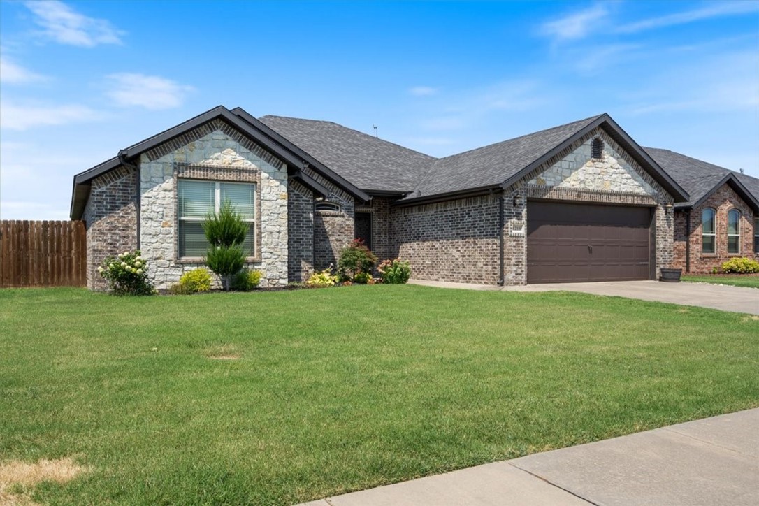Very nice and well maintained home near all the best amenities Rogers, AR has to offer. This location puts you in the prime spot for entertainment, shopping and the best schools in NWA