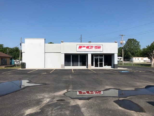 Commercial building for lease. This 2400 sq ft building has two offices, large open lobby/retail area, shop area in back, fenced yard and large parking lot. Please call for more details. Tim Wang 479-381-3944