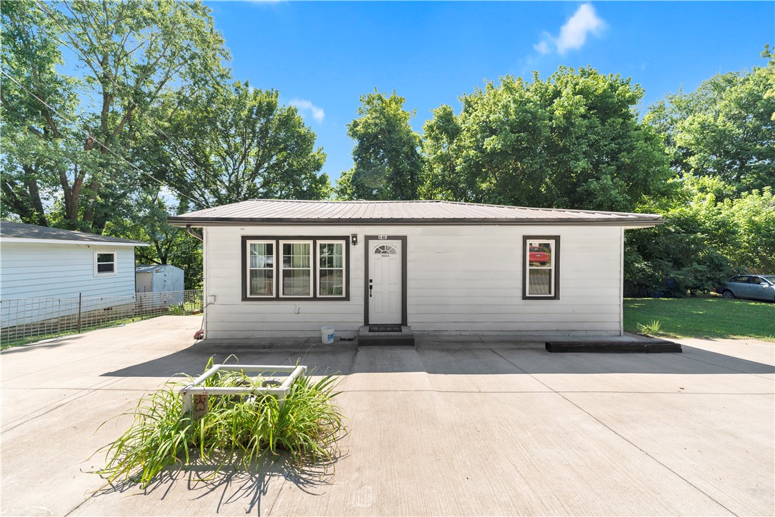 Location, location, location! Situated in the heart of Cave Springs and within the highly sought-after Bentonville School District, this charming home is just minutes from Pinnacle Hills, Walmart AMP, XNA Airport, shopping, dining, and major employers, you'll enjoy quick access to everything Northwest Arkansas has to offer.
New HVAC, updated bathrooms, updated kitchen.
Inside, you'll find beautifully preserved original hardwood floors that add warmth and timeless character throughout the home. The updated kitchen features elegant quartz countertops, crown molding, and a fresh, modern feel while maintaining the home's classic charm. Whether you're a first-time homebuyer, investor, or looking to downsize, this property is a fantastic opportunity in one of the fastest-growing areas of Northwest Arkansas.