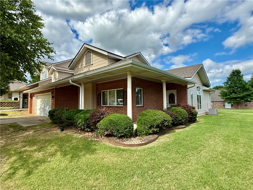 4214 Meadow View is a rare 2 bedroom, 2 bathroom condo in Bellafont Gardens in Fayetteville. The condo features an open floor plan that helps the space  feel bright and connected, with oversized windows throughout and a large master suite and bathroom. The neighborhood is quiet, walkable loop in East Fayetteville with quick access to shopping, Lake Fayetteville trails, restaurants, schools, and short distance to I-49. Also for lease see MLS #1351873.