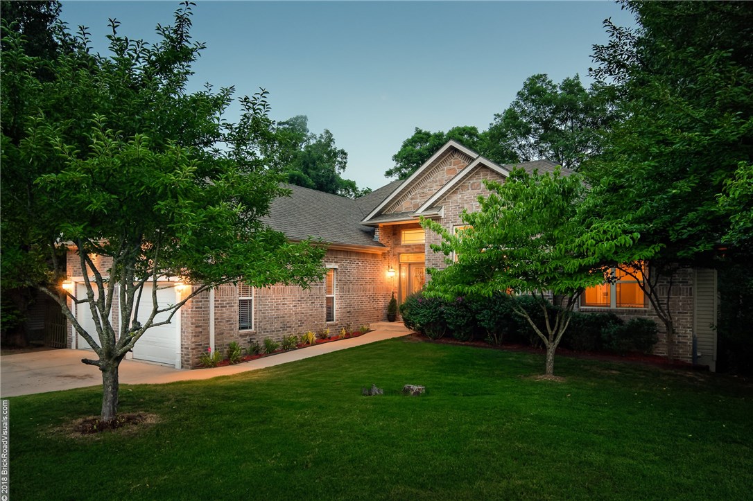 Located close to the Back 40 Trails & the amenities at Metfield (Golf Course, Pool, Park, Bike/Skate Park, Miniature Golf, Tennis) this beautiful 4 bedroom home is also within 15 minutes of WalMart Home Office & Downtown Bentonville) 2018 upgrades include a new AC, glass cooktop, fresh paint and refinished cabinets. Enjoy your "treehouse" retreat! Walkout basement has large game room, a second living area, a playroom, 4th bedroom w/ full bath & a workshop/gym room. Bi-level decks enjoy the evening shade.