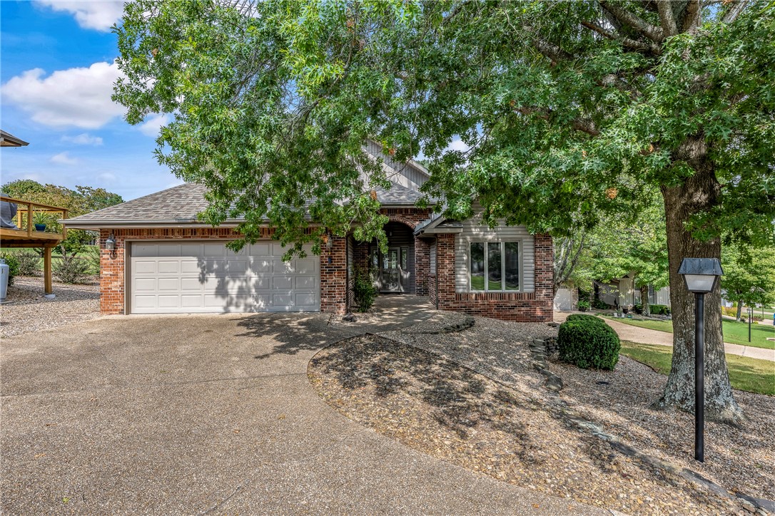 This 3-bedroom, 2-bathroom townhome sits on the 7th green of Bella Vista Country Club and offers comfort with convenience. Inside, you’ll find a spacious living area, a kitchen with a new refrigerator, a new washer and dryer with an open dining layout. Step out onto the large composite deck to enjoy golf course views or unwind with friends. A 2-car garage provides ample parking and storage. Lawn care is included.

The location offers easy access to Bella Vista’s biking trails, the Golf Practice Center, Tanyard Creek Nature Trail and waterfall, Lake Windsor, and Lake Avalon. The Bella Vista Country Club and restaurant are just a short drive away, and Highway 71 connects you quickly to shopping and dining.

Available for lease, this home offers a great balance of space, setting, and outdoor recreation.