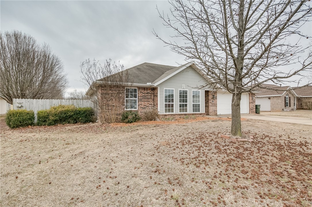 Get in line... 3 bed 2 baths split plan in a quiet neighborhood of Farmington. 5 mins to Fayetteville. Fresh paint and ready to go