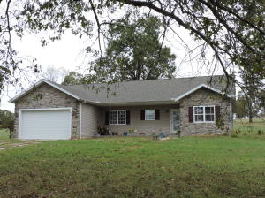 Beautiful 3 bedroom 2 bath home on 3 acres only 7 miles to Bull Shoals Lake and close to Branson and Harrison. This home is in excellent condition, only 7 years old. Huge Living Room, big master bedroom and bath with double walk-in closets. Jetted tub, separate shower and double sinks. Split bedroom plan. Tile floors in bathrooms and utility room. 9 ft ceilings. Nice eat-in kitchen. Double garage. Patio. Big shade trees. Paved road.