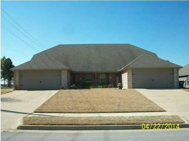 Great 3 bed & 2 bath duplex in Bentonville! Conveniently located! Hardwood floors, granite counter
tops, and a wood privacy fence.