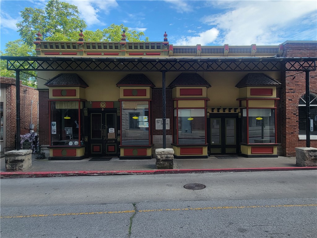 Beautiful Retail Location in the Heart of Historic Downtown District Eureka Springs.  This retail location offers an abundance of window space for your business with lots of foot traffic.

Monthly lease fee to include all utilities (Lessor pays: taxes, water/sewer, electric and wifi).  
Term of the lease are negotiable between Lessor and Lessee.
Lease is upper level only