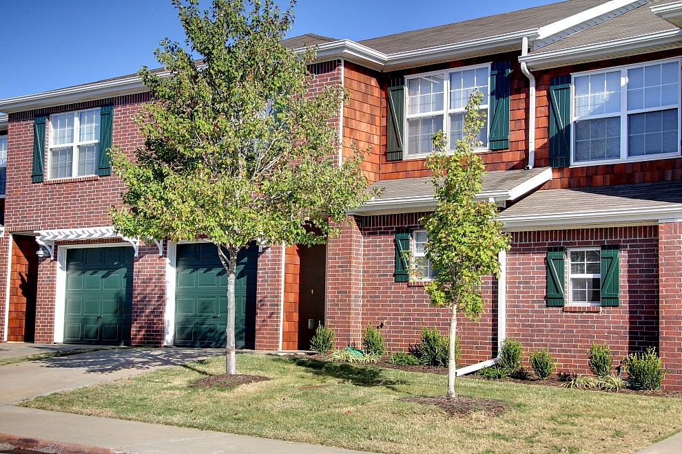 Great townhome near the University of Arkansas! Spacious 3 bedroom/2.5 bath floorplan with garage, 1521 sqft, one of the largest you will find at this price and washer/dryer and refrigerator included.