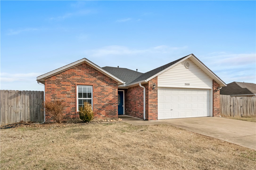 This wonderful home in Pea Ridge has it all! Come check out this 3 bedroom/2 bath split floor plan, with large walk-in closets, plenty of storage, a huge fenced backyard and a great kitchen with charming breakfast nook and pantry. You'll love the wood laminate floors throughout the home and great plush carpets. With lots of natural light, fresh paint, and open floor plan, this house is the perfect place to call home.