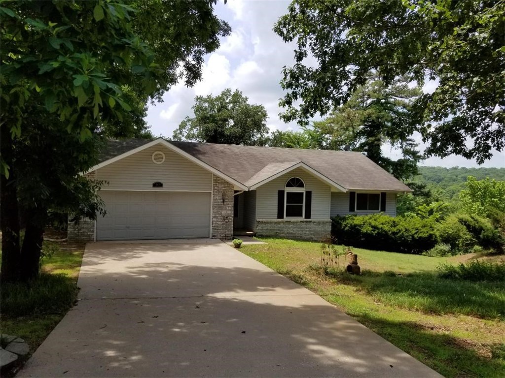 Very nice family home with great view of the Kingswood golf course. Located at the end of the street local traffic only.