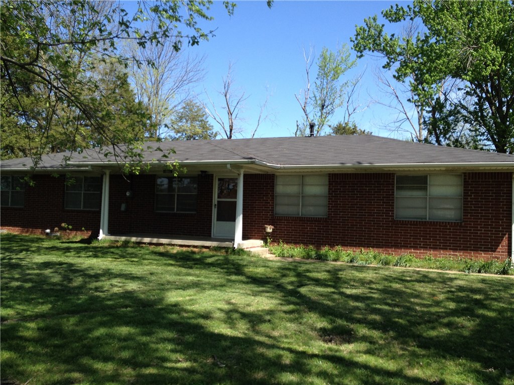 Great location!!! Well maintained older home close to downtown Bentonville, 3 bedroom 2 bath has new laminate wood plank flooring and tile throughout.  Large yard and over sized 2 car garage.