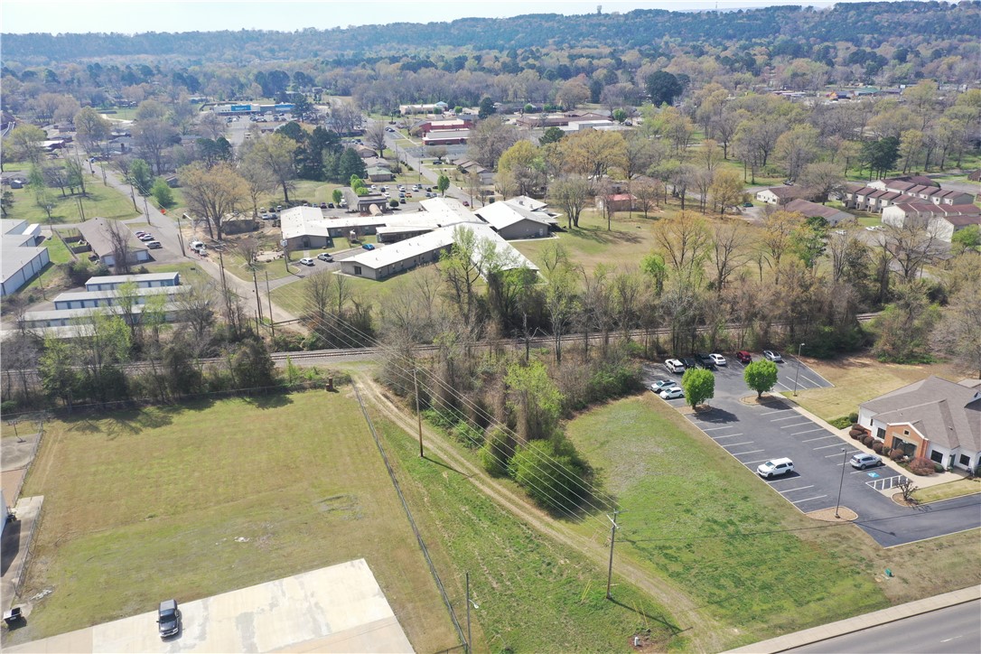 Prime commercial lot strategically located offering high visibility and excellent accessibility. Situated on a high-traffic road, this property benefits from substantial daily exposure, making it an ideal spot for businesses seeking to attract attention.
Directly across from Russellville Junior High, this lot enjoys proximity to both educational and recreational hubs, including the Bona Dea Trails. With the vibrant downtown entertainment district just minutes away, this location provides a perfect blend of commercial potential and community connectivity. Perfect for retail, hospitality, or other commercial ventures, this lot presents a unique opportunity to capitalize on a high-demand, high-traffic area with substantial future growth potential.