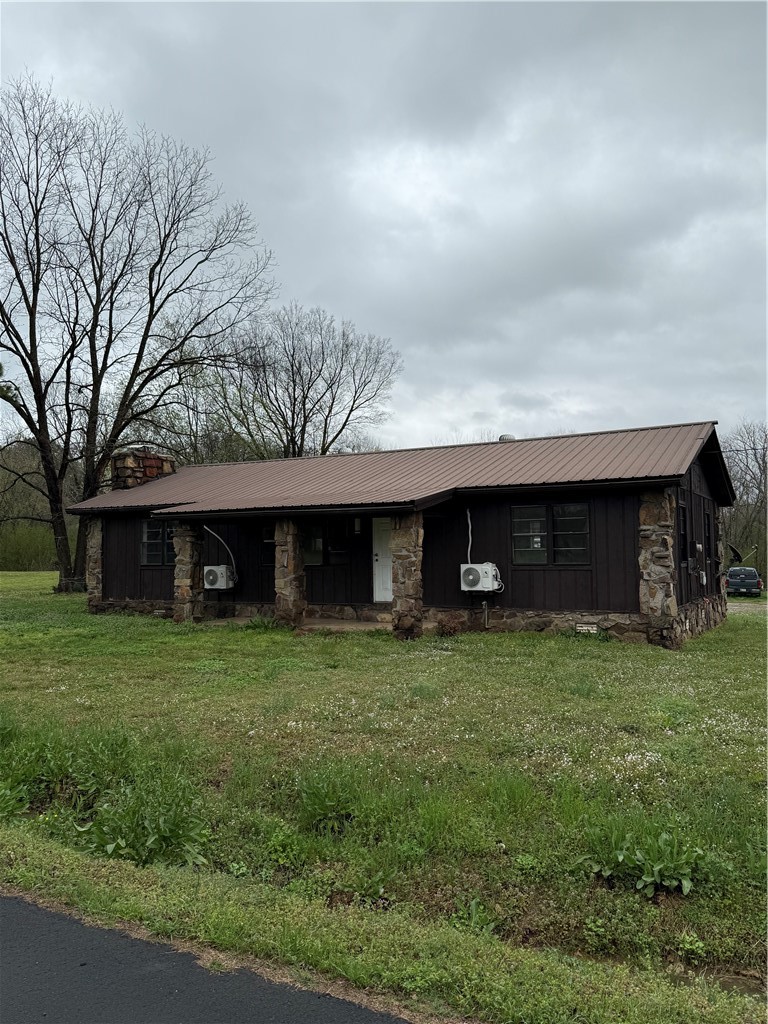 Check out this 3 bed, 1 bath home sitting on a ½ acre corner lot right in the heart of Belleville. Conveniently located close to schools and parks, making it a great opportunity for homeowners or investors.
SOLD AS IS.