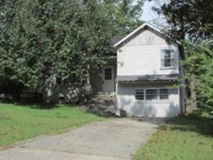 A house with HUGE potential. Its a fixer-upper but with a Cute floorplan. 3-4 bedroom, 2.5 bath.