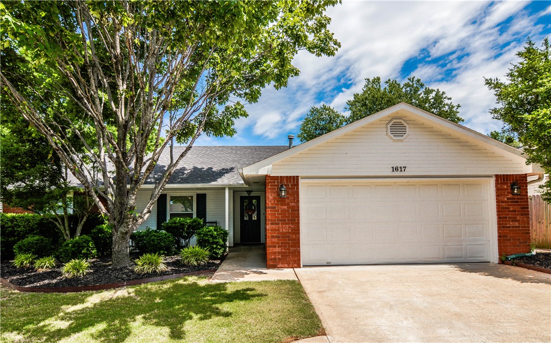 You will feel right at home in this updated,move-in ready home  in the heart of Rogers. This all brick, one level  Quam built home has a huge backyard. Enjoy all that Rogers has to offer! Just minutes from the Promenade and I-49