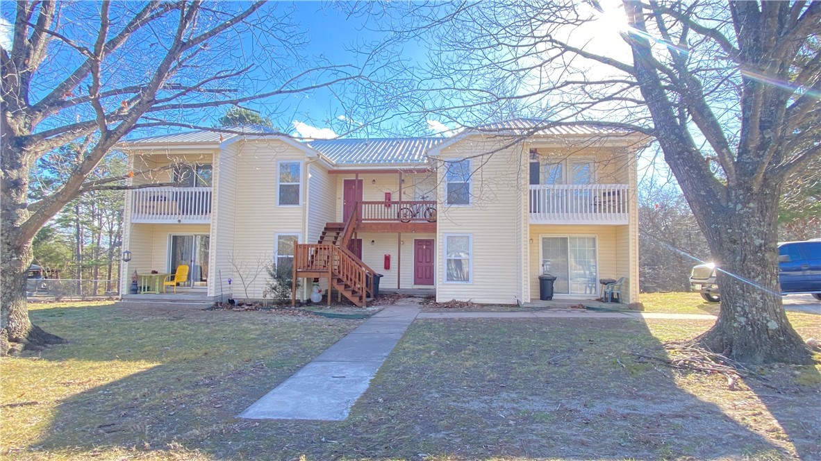 Move-in-ready upstairs apartment in a great Eureka Springs location, just off Highway 23 South. This 2-bedroom, 1-bath unit features a private balcony and offers convenient access to shopping, dining, and downtown.