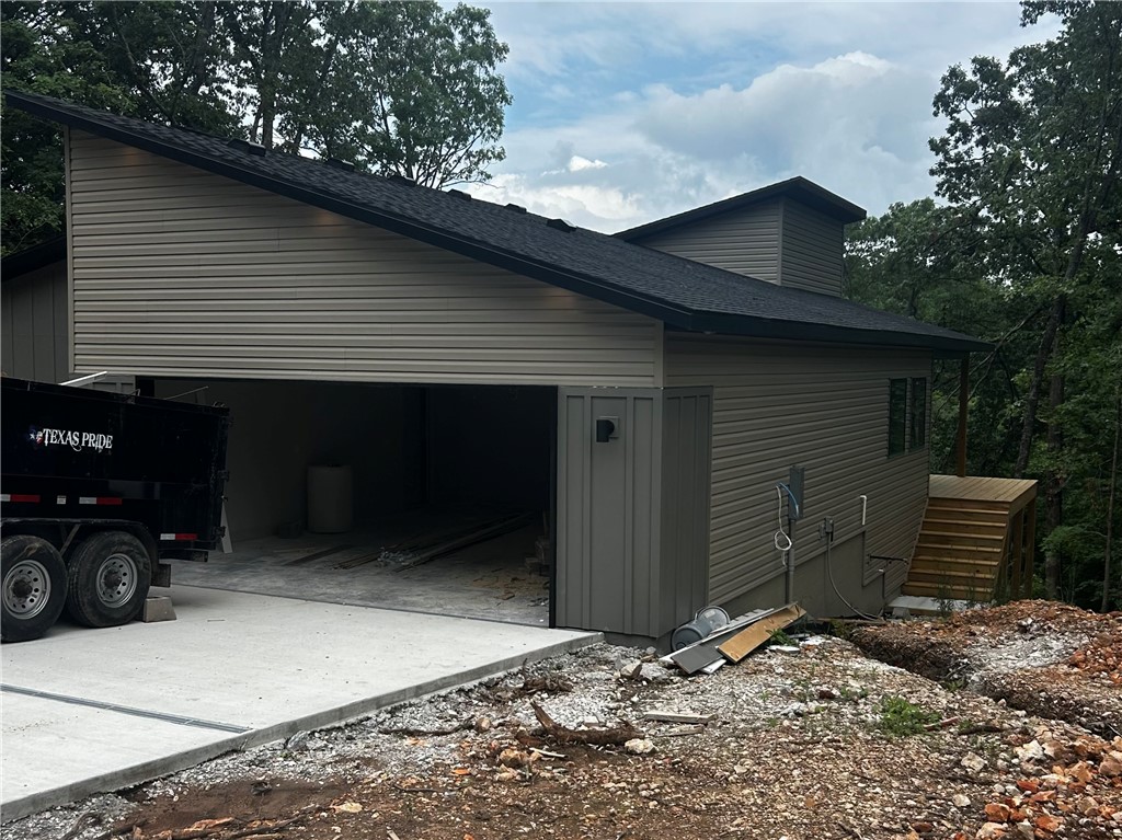 Beautiful new construction by Black Oak Builders featuring high-end modern finishes, functional design, and attention to detail throughout. Offering an abundance of windows and premium outdoor living space overlooking wooded POA land in Bella Vista, this home blends elevated design with natural surroundings.

Home entered for comparable and marketing purposes only. Currently under contract prior to completion.
