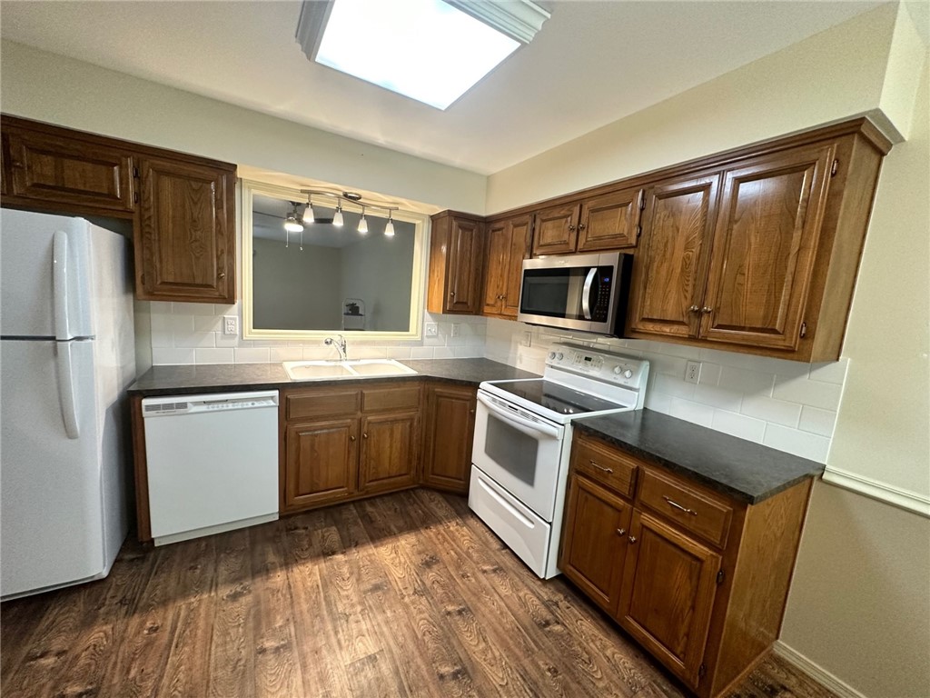 Beautiful one level townhouse for rent within walking distance to Lake Rayburn! Two bedroom and two full bathrooms. Easy access to HWY 71. Recentley updated! Granite counter tops, new carpet, new paint, new light fixtures, spacious closets, tile walk in master shower, large back patio, new windows, large pantry. Electric range, microwave, dishwasher, fridge, washer, and dryer included. Landlord pays water, sewer, and trash. Two assigned parking spaces. No pets allowed.