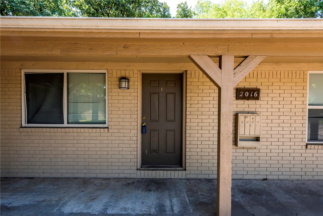 Cute 2 Bedroom 1 Bath located on Gregg Ave just minutes from the University of Arkansas & all your
favorite stores! Close to walking trails and nightlife! Taking applications now