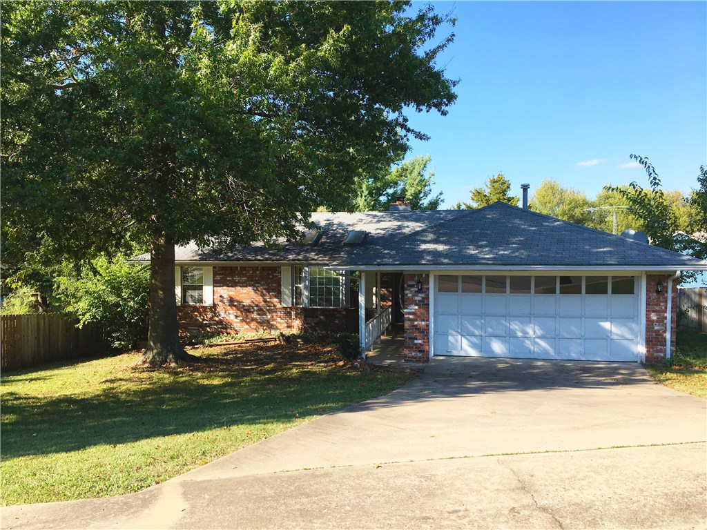 Cute 3 BR/2 BA home in East Fayetteville. Must see. Cul-de-sac, 2 car garage & fenced yard.