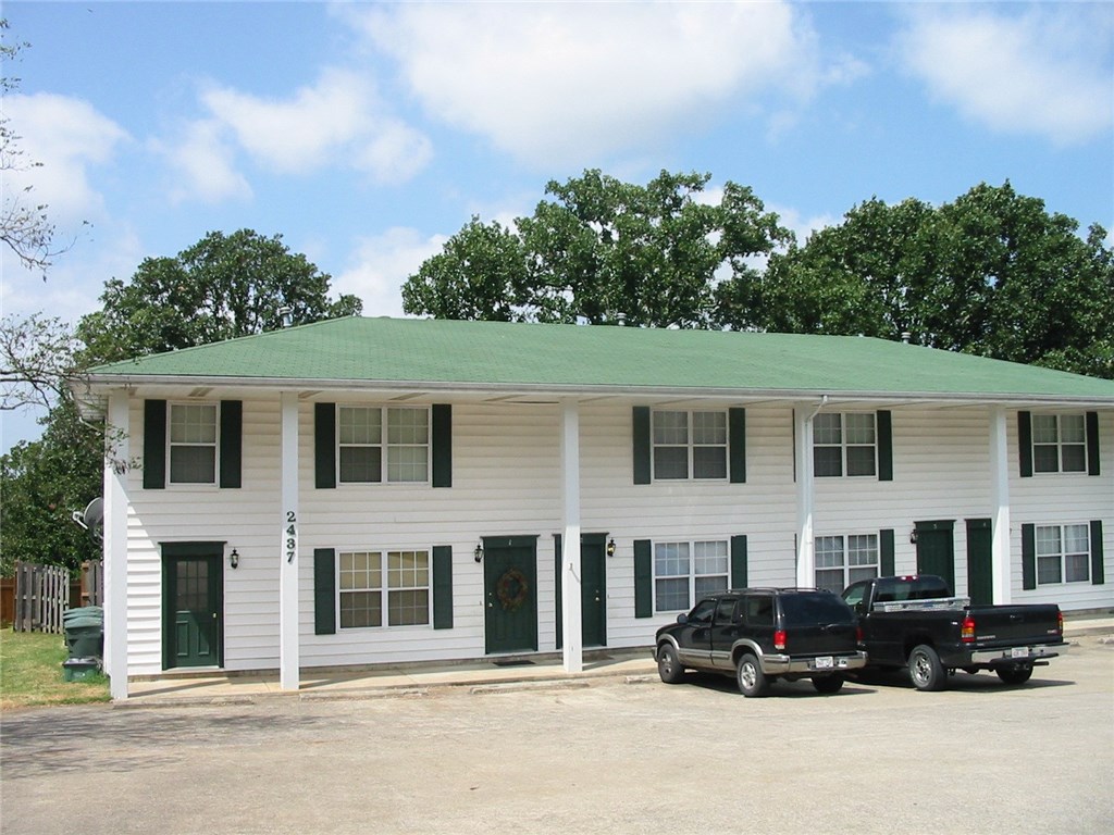 2 bedroom 1-1/2 bath townhouse at 2437 Brophy Avenue Walk-in closet. Self-cleaning stove, refrigerator, ceiling fans throughout. Laundry on site for 4 units. Broker owned Seeking 600 minimum FICO score $25 application fee per adult applicant.