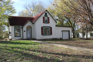 Quaint home waiting for someone to add their own personal touch. Lots of possibility and a great price. Don't skip this one!