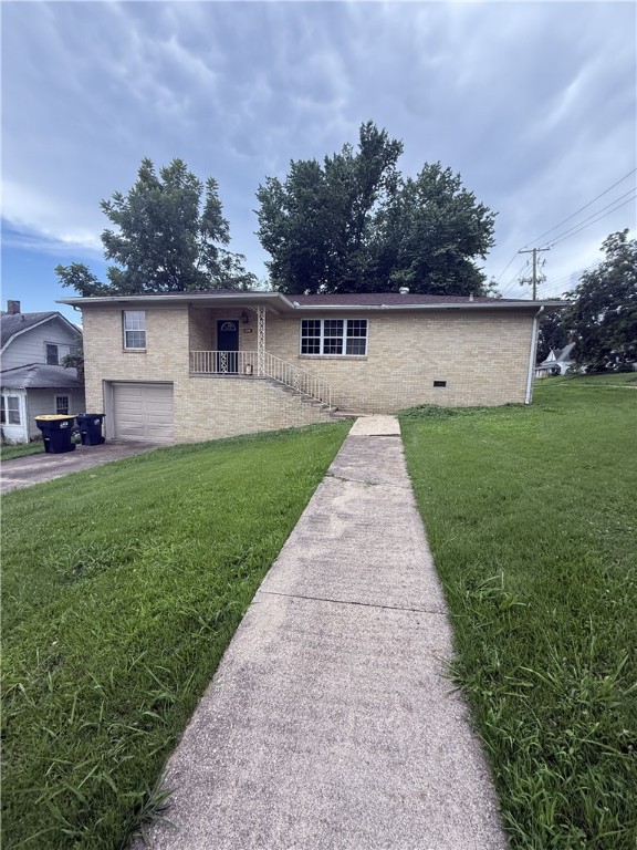 For Rent: 120 W Erie St, Harrison, AR 72601 – $1,100/mo | $900 Deposit
Newly remodeled 2 bedroom, 2 bath home with a 1-car attached garage. This spacious rental features a living room plus a large family room with a cozy gas log fireplace. Washer/dryer connections available in the basement. Tenant is responsible for all utilities including water, trash, sewer, electric, natural gas, and lawn care. No pets. No smoking or vaping allowed. Not HUD approved.