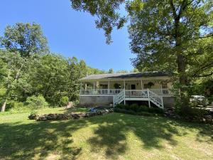 Country porch setting at its best with a view of the creek! One bedroom one bathroom home. New well put in 2021. Hardwood flooring throughout the home. Tons of storage. Located 15-20 minutes from town. Close to White River access at Ranchettes.