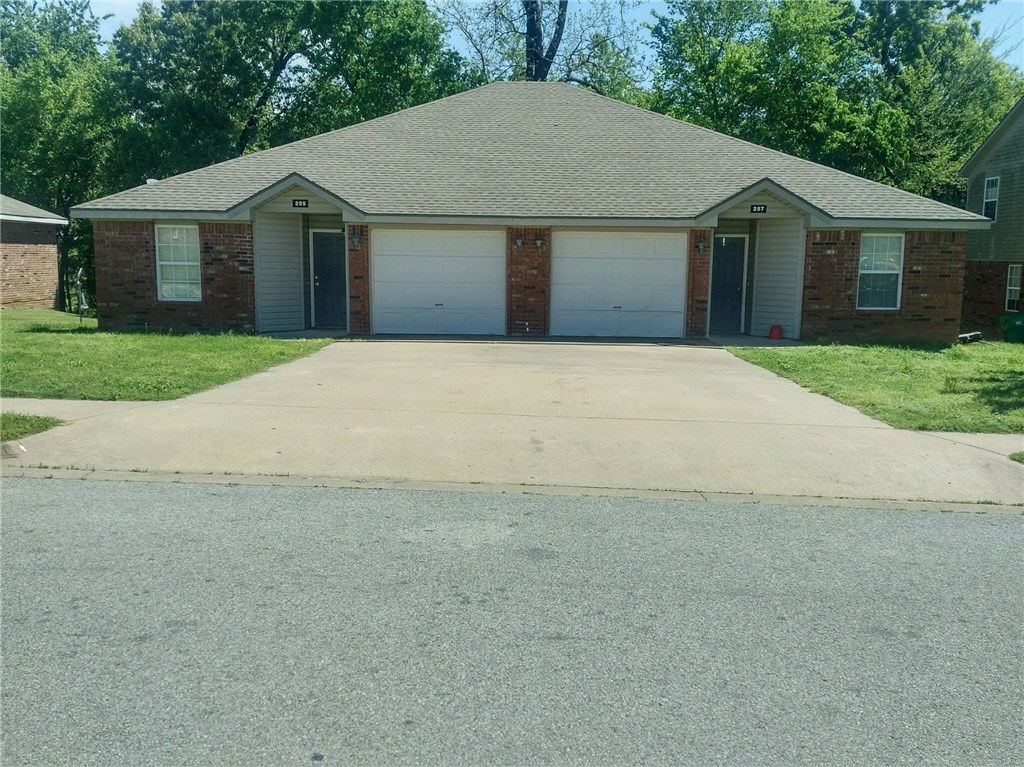 Nice duplex in Centerton featuring 3 bedrooms, 2 bathrooms, & 1 car garage. Laminate wood floors in living, carpet in bedrooms. All appliances are included. New paint throughout.