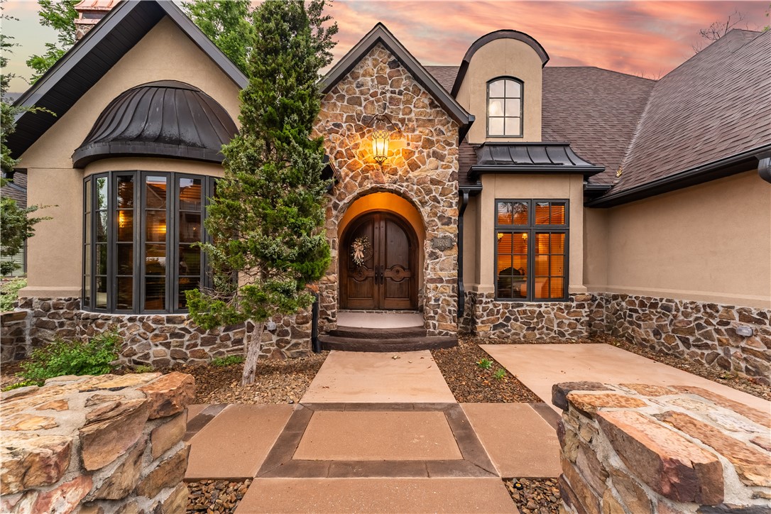 Extensive contemporary refresh in this elegant luxury residence located just minutes from the Bentonville square & only 2 miles to the new Walmart Campus!. Freshly renovated & perfect for a large family or multiple visitors. This elegant executive home is situated in the serene wooded north side of Bentonville. 3-minutes to Crystal Bridges and a flat 6-min bike ride to Downtown. Savor your morning coffee on the deck, accompanied by the soothing sounds of the nearby creek, with no rear neighbors to block your view of the lush Ozark woods. Scenic walking trails lead you to the clubhouse and pool. Spanning 7,174 sq. ft., this home boasts 5 bedrooms and 6 bathrooms, making it ideal for entertaining. Features a private lower level entrance, a dedicated theater room, a bright custom studio, and 2 office suites. The upper floor is perfect for guests or children. $6000 credit avail w/ preferred lender! If you need ample living space in a prime location, don’t miss out on the largest home currently available in Bentonville!