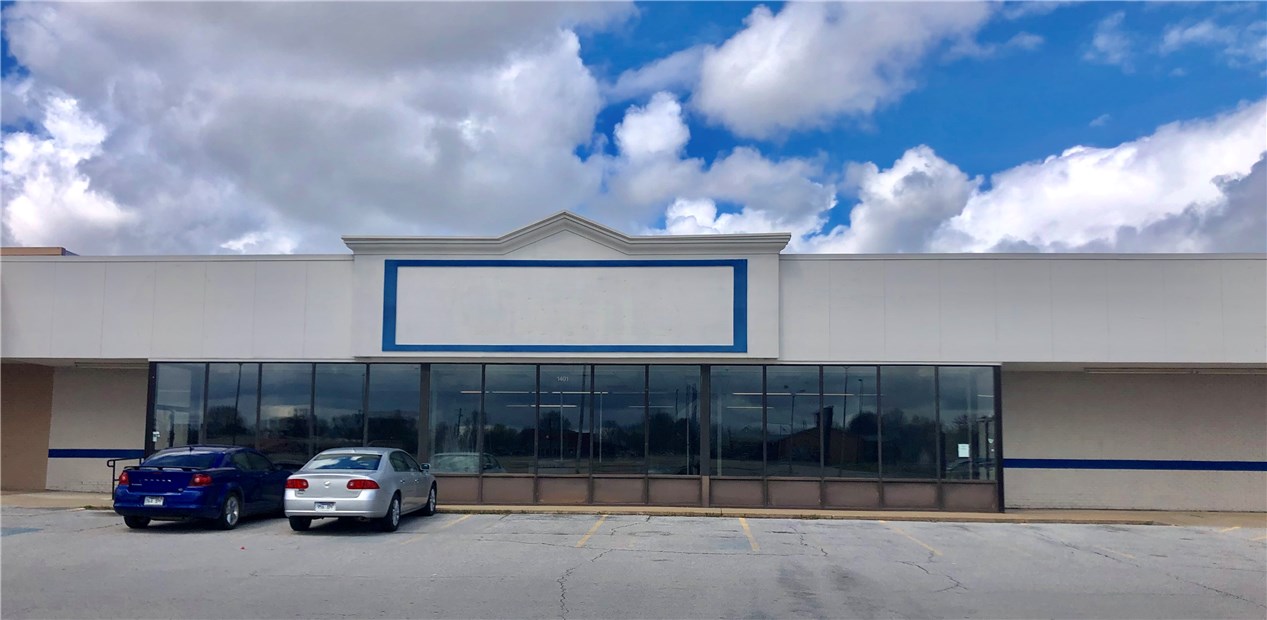 22,800 Sf retail building for sale. Located in the heart of Siloam Springs, AR right on the 6 lane high traffic Hwy 412. This building can be used as 100% retail or retail with warehouse storage. With 6 bathrooms, multiple offices, 18 wheeler loading dock, 1200 amps of 3 phase power, and a break room this property can accommodate many varieties of businesses. If purchasing building is subject to a 2.5 +/- acre lot split.